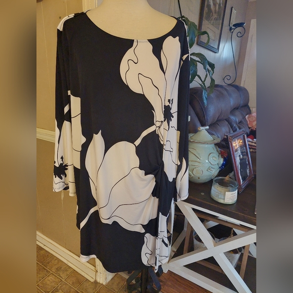 SZ 2X LIZ CLAIBORNE BLACK & WHITE FLORAL TOP